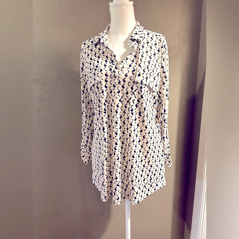 Pattern vneck shirt with 3/4 sleeves that button, stretchy, size M, NWOT